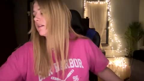 Snapshot of allyanalangel chatting on 02.19.25 allyanalangel online show from 02.19.25