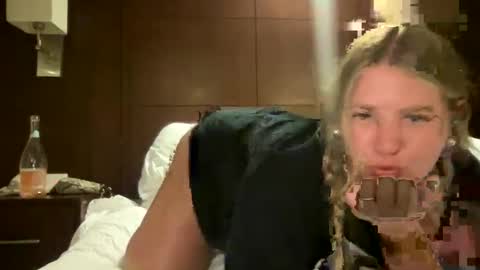 Snapshot of allyanalangel chatting on 09.21.25 allyanalangel online show from 09.21.25