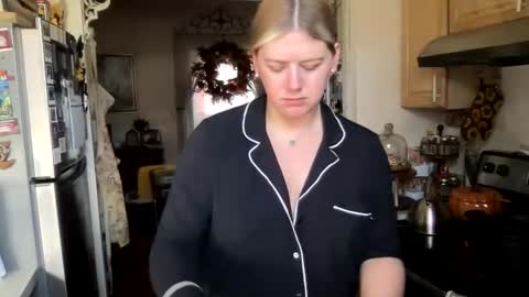 Snapshot of allyanalangel chatting on 10.28.25 allyanalangel online show from 10.28.25