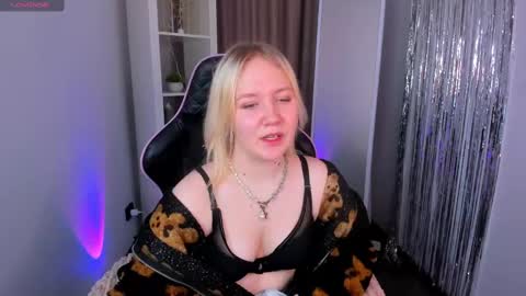 Snapshot of alma_wilson chatting on 02.09.25 Amina online show from 02.09.25