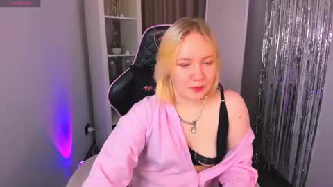 Snapshot of alma_wilson chatting on 02.11.25 Amina online show from 02.11.25