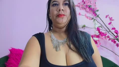Snapshot of almendraevans chatting on 12.26.24 ALMENDRAEVANS online show from 12.26.24