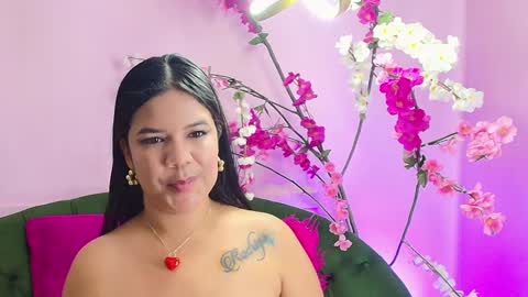 Snapshot of almendraevans chatting on 01.25.25 ALMENDRAEVANS online show from 01.25.25