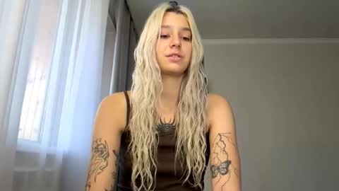 Snapshot of almetazorc chatting on 09.23.25 Arina online show from 09.23.25