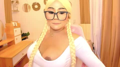 Snapshot of alodiacums chatting on 11.27.25 alodia x princess online show from 11.27.25