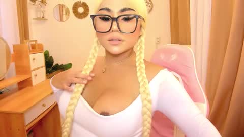 Snapshot of alodiacums chatting on 11.30.25 alodia x princess online show from 11.30.25