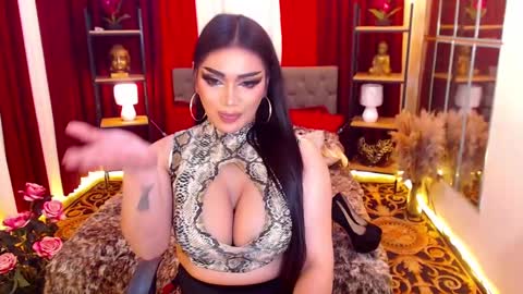 Snapshot of alurajhenson chatting on 12.28.24 Alura Jhenson online show from 12.28.24