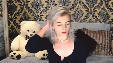 Snapshot of alyblonde chatting on 02.21.25 aly online show from 02.21.25