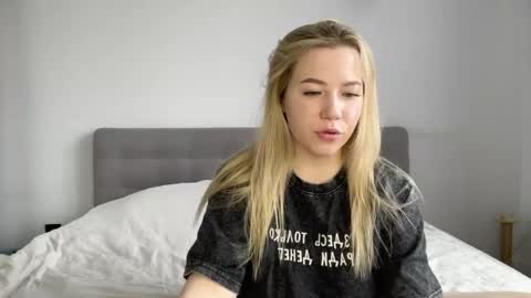 Snapshot of alyrasun chatting on 04.19.26 Al online show from 04.19.26