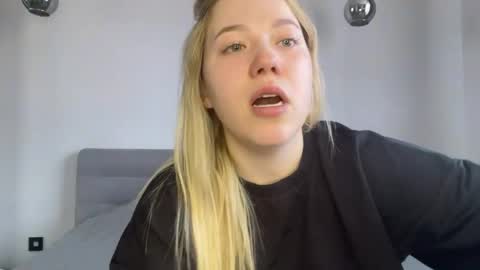Snapshot of alyrasun chatting on 05.03.26 Al online show from 05.03.26