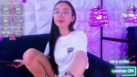 Snapshot of alys_molly chatting on 12.26.24 sopie online show from 12.26.24