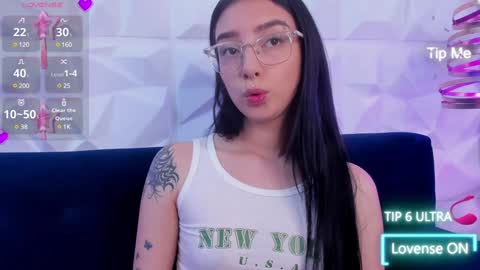 Snapshot of alys_molly chatting on 01.04.25 sopie online show from 01.04.25