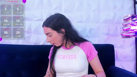 Snapshot of alys_molly chatting on 01.11.25 sopie online show from 01.11.25