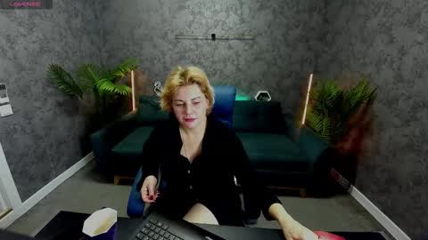 Snapshot of amaranights chatting on 11.19.25 Sofia online show from 11.19.25