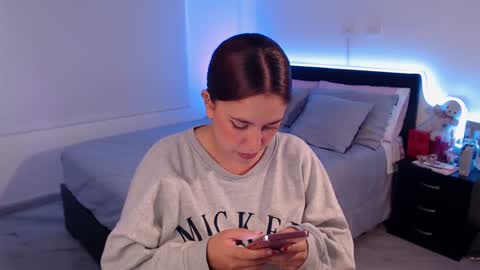 Snapshot of amarat_jolie chatting on 01.07.25 Mila online show from 01.07.25