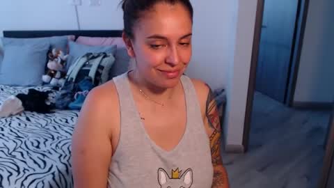 Snapshot of amarat_jolie chatting on 01.18.25 Mila online show from 01.18.25