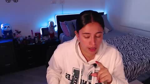 Snapshot of amarat_jolie chatting on 02.11.25 Mila online show from 02.11.25