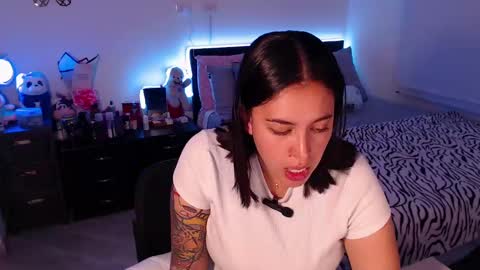 Snapshot of amarat_jolie chatting on 02.19.25 Mila online show from 02.19.25