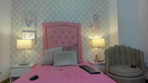 amber  ferrera online show from 12.15.25