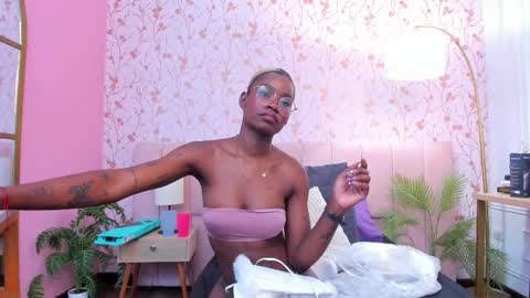 Amelia Adams online show from 11.12.25