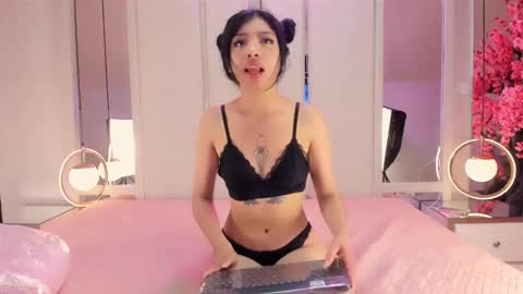 AMELIA TREVICOTT  online show from 11.08.25