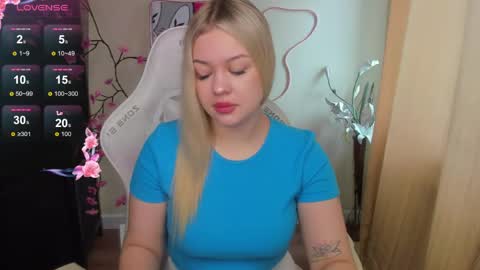 Snapshot of ameliepeach chatting on 05.31.26 Amelie online show from 05.31.26