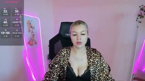 Snapshot of ameliepeach chatting on 06.19.26 Amelie online show from 06.19.26