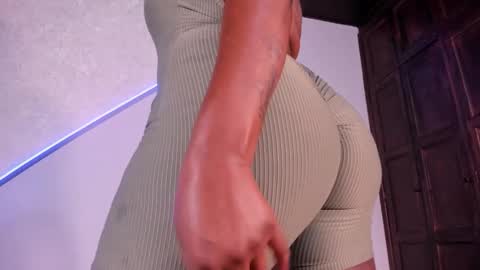 Snapshot of amirah_ebony chatting on 11.28.25 AMIRAH online show from 11.28.25