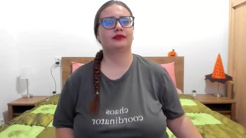 Snapshot of amiravyxen chatting on 11.21.25 Amira Vyxen online show from 11.21.25