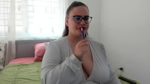 Snapshot of amiravyxen chatting on 05.05.26 Amira Vyxen online show from 05.05.26
