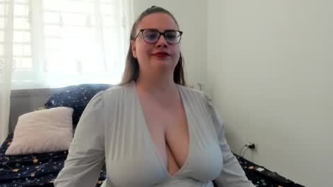 Snapshot of amiravyxen chatting on 05.26.26 Amira Vyxen online show from 05.26.26