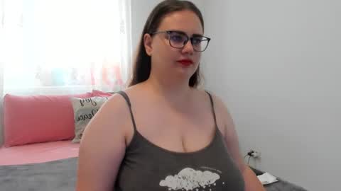 Snapshot of amiravyxen chatting on 06.19.26 Amira Vyxen online show from 06.19.26