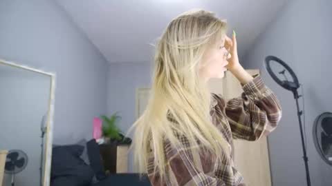 Snapshot of amylanee chatting on 09.19.25 amylanee online show from 09.19.25