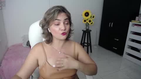 Snapshot of ana_hotmilf chatting on 02.10.25 Ana online show from 02.10.25