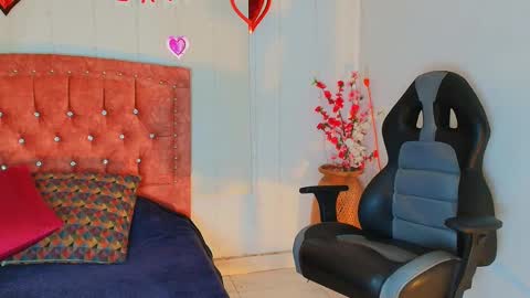 Snapshot of anahiblue04 chatting on 02.18.25 Anahi online show from 02.18.25