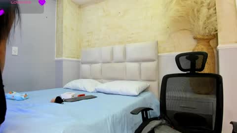 Snapshot of anaiaclarck chatting on 04.12.26 Im Sara online show from 04.12.26