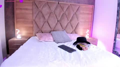 Snapshot of anaiaclarck chatting on 05.19.26 Im Sara online show from 05.19.26