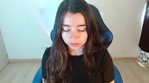 Snapshot of anarosse__ chatting on 01.18.25 ana 3 online show from 01.18.25