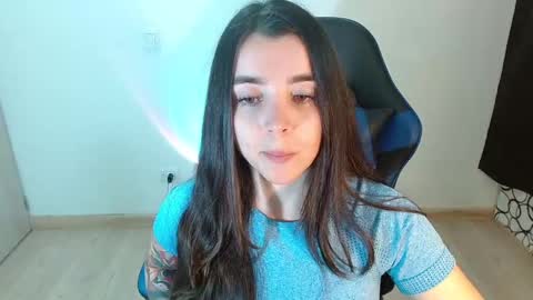 Snapshot of anarosse__ chatting on 02.15.25 ana 3 online show from 02.15.25