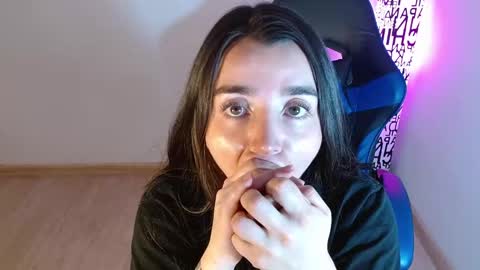 Snapshot of anarosse__ chatting on 10.02.25 ana 3 online show from 10.02.25