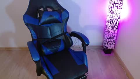 Snapshot of anarosse__ chatting on 10.25.25 ana 3 online show from 10.25.25