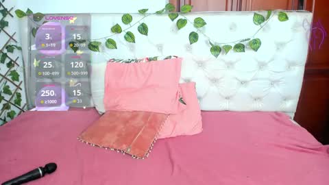 Naomi Andrea Daviss online show from 10.20.25