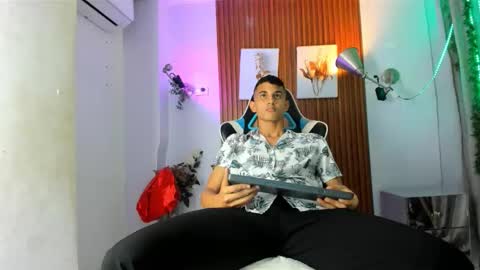 Snapshot of andres_belari chatting on 10.11.25 andres_belari online show from 10.11.25