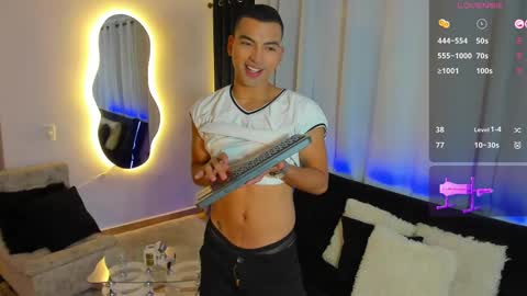 Andrew Jones Independient model  online show from 02.20.25