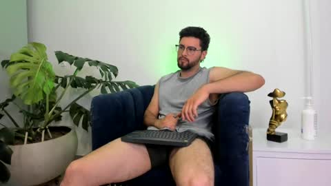 Snapshot of andrewstonee chatting on 07.08.26 About me online show from 07.08.26