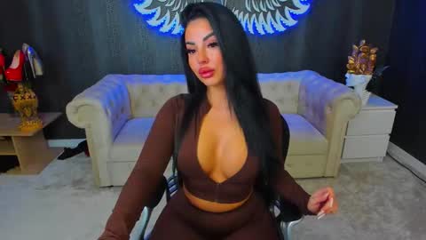Snapshot of anemariejolie chatting on 10.03.25 Anne online show from 10.03.25