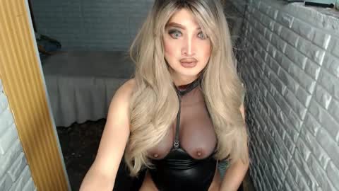 Snapshot of angel_cumming chatting on 09.14.25 angels street online show from 09.14.25