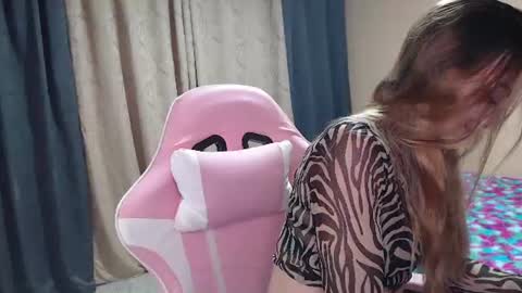 Snapshot of angel_girl10 chatting on 06.19.26 Angel Girl online show from 06.19.26