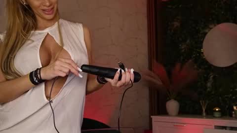 Anysia online show from 12.23.25