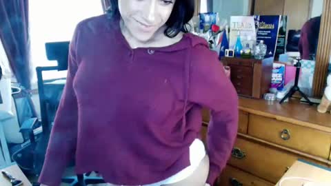 Snapshot of angelbaby11986 chatting on 04.26.26 Angela Longcock online show from 04.26.26